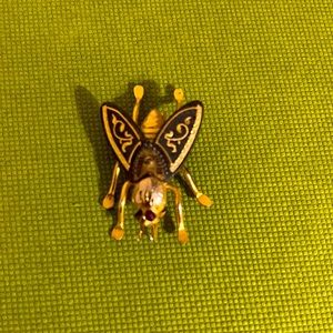 Vintage hand carved bee brooch 💃🐝🦢